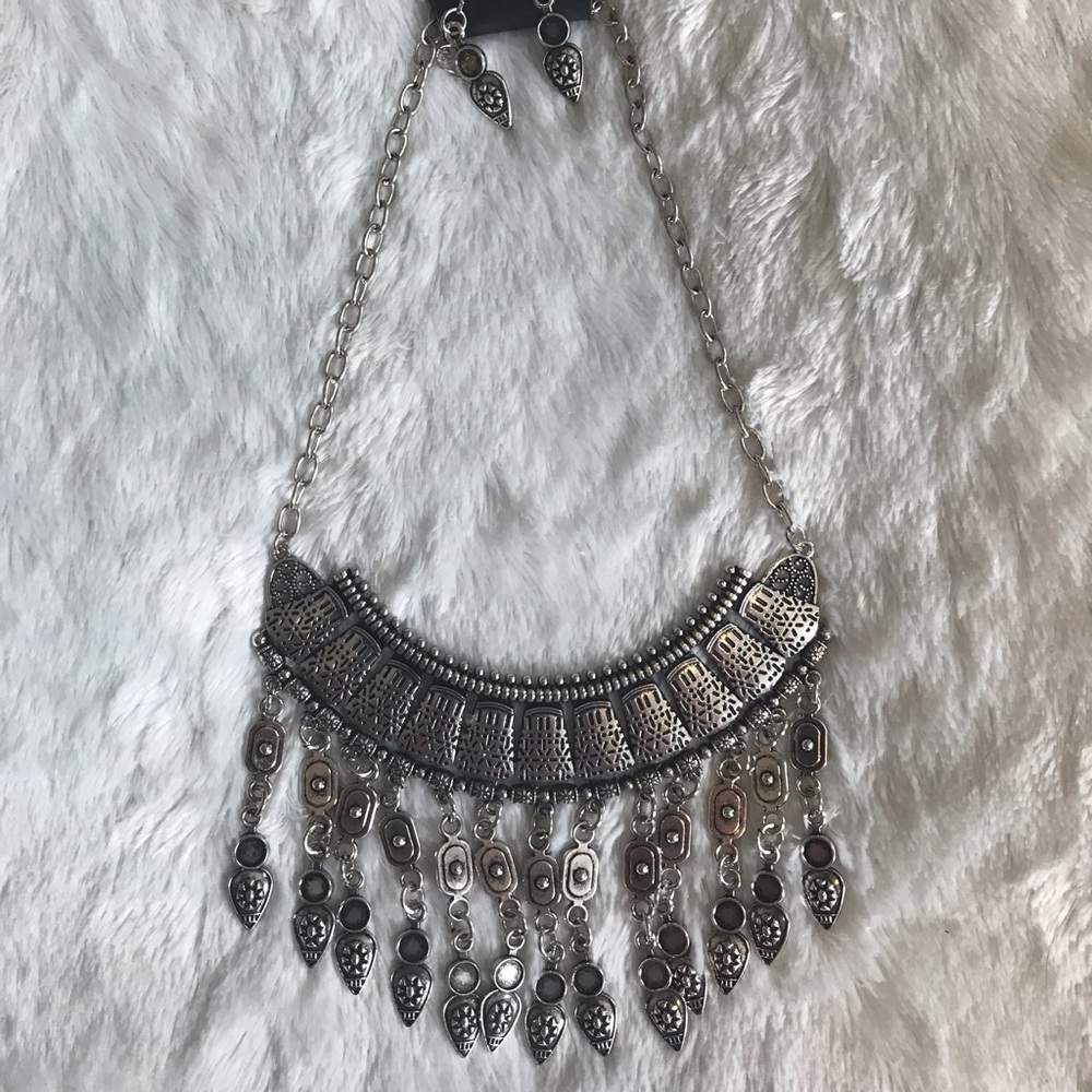 Paparazzi silver Aztec necklace
